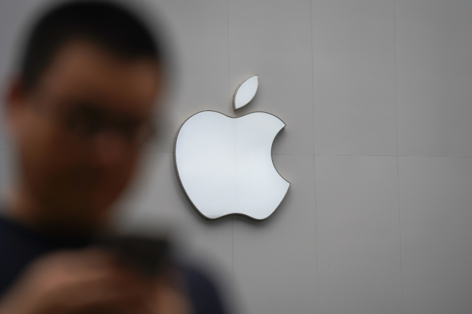 Logo Apple tại một cửa hàng trong chợ điện tử ở Thâm Quyến, Trung Quốc, vào tháng 4 năm 2024.  Ảnh: Lưu Quý