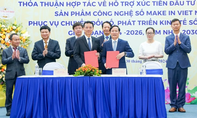 Bộ trưởng Bộ Thông tin và Truyền thông Nguyễn Mạnh Hùng và Chủ tịch VCCI Phạm Tấn Chong ký kết thỏa thuận hợp tác. Ảnh: Tuấn Bùi