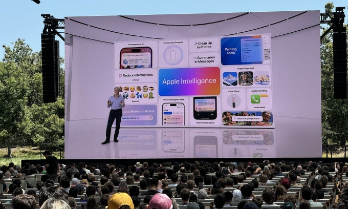 Phó chủ tịch Craig Federighi chia sẻ thông tin về Apple Intelligence. Ảnh: Tuấn Hồng