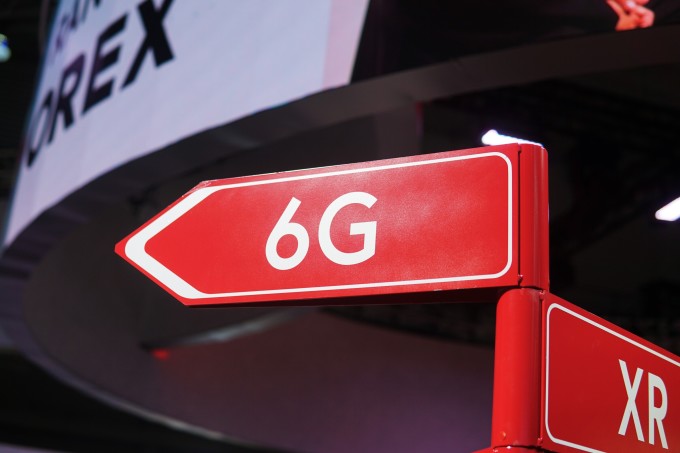 Người dùng tham quan các mô hình công nghệ 5G và 6G tại WMC 2023 ở Thượng Hải vào tháng 6. Ảnh: China Daily.