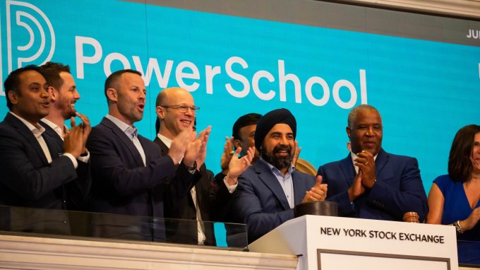 Hardeep Gulati, giám đốc điều hành của PowerSchool, ở giữa bên phải, rung chuông khai mạc tại Sàn giao dịch chứng khoán New York (NYSE) trong đợt chào bán cổ phiếu lần đầu ra công chúng (IPO) của công ty tại New York, Hoa Kỳ, vào thứ Tư, ngày 28 tháng 7 năm 2021.