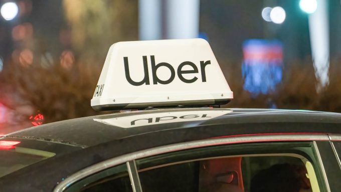 Logo Uber trên nóc xe