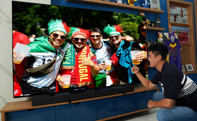 Duy Mạnh xem ảnh European Cup trên TV Bravia 9: Sony.