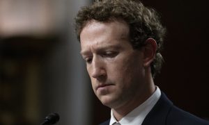 Zuckerberg 'thất vọng' khi phải tuân theo các quy định của Apple