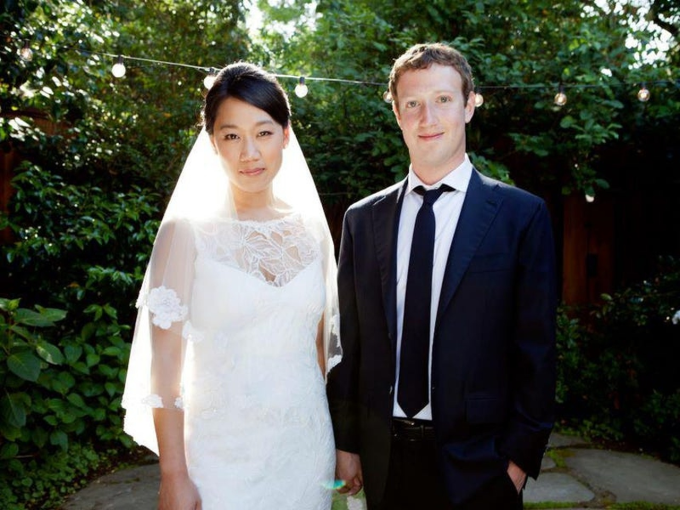 Năm 2012, Zuckerberg và Chen tổ chức đám cưới theo hình thức đơn giản nhất. Tháng 5 năm đó, khoảng 100 vị khách được mời đến dự bữa tiệc ở sân sau ngôi nhà nơi hai người sống. Các món ăn được chế biến từ các cửa hàng yêu thích gần đó của họ. Mọi người đều tưởng đây là bữa tiệc mừng Chen, người vừa tốt nghiệp thạc sĩ cách đây một tuần, cho đến khi cô gái mặc váy trắng bước ra và ông chủ Facebook tạm thời cởi áo phông có mũ trùm đầu. Họ chính thức bước vào cuộc sống hôn nhân.