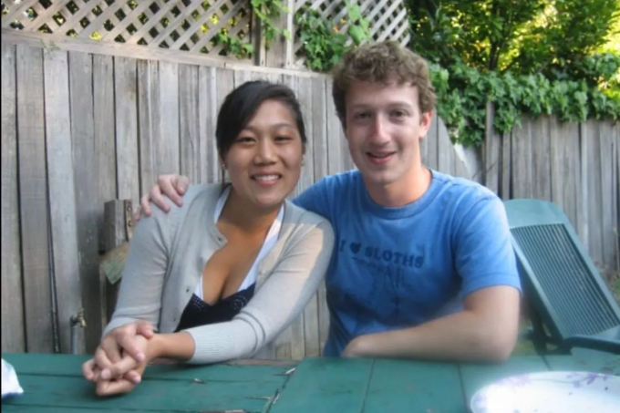 Zuckerberg và Chan quen nhau từ năm 2003. Hai người gặp nhau lần đầu trong phòng tắm của một bữa tiệc sinh viên Harvard. Tôi giống như một người thành đạt quá mức được chú ý. Kết thúc cuộc họp, ông cho biết mình vẫn còn việc chưa làm xong. “Nhưng tôi thích đi chơi với bạn hơn,” Chen nói trong một cuộc phỏng vấn năm 2013 với CBS News. Zuckerberg kể câu chuyện trên Global News vào năm 2017, cho biết anh bị thu hút bởi cô gái châu Á và muốn làm quen với cô càng nhanh càng tốt. ĐƯỢC RỒI Zuckerberg nói: “Tôi quay lại và nói với cô ấy rằng tôi sẽ bị sa thải trong ba ngày, vì vậy chúng tôi phải hẹn hò càng sớm càng tốt”. Khi Zuckerberg gặp Chen, anh đã chăm chỉ học tiếng Trung để chinh phục sắc đẹp. Zuckerberg nói rằng đôi khi tôi nói tiếng Trung tốt hơn vợ tôi.