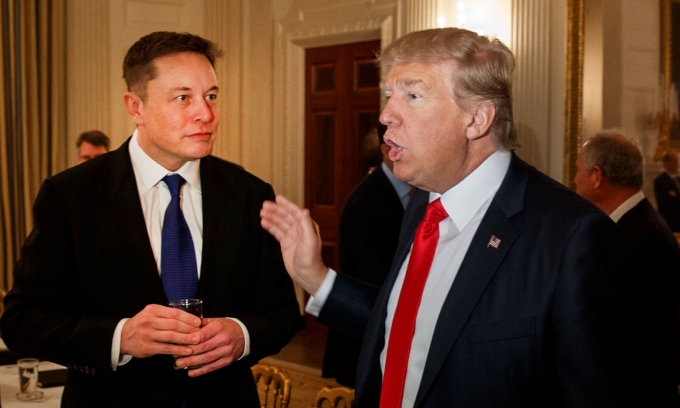 Ông Trump (phải) và tỷ phú Musk gặp nhau tại Washington, Mỹ, năm 2017. Ảnh: AP