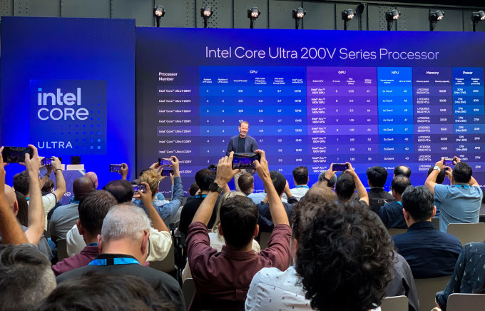 Josh Newman, tổng giám đốc Nhóm Máy tính Khách hàng của Intel và phó chủ tịch phụ trách tiếp thị và quản lý sản phẩm, đã giới thiệu chip Core Ultra 200V tại một sự kiện ở Berlin, Đức, vào ngày 3/9. Ảnh: Khương Nha