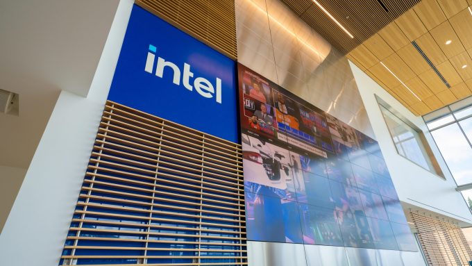 Logo Intel bên ngoài văn phòng công ty. Ảnh: Intel