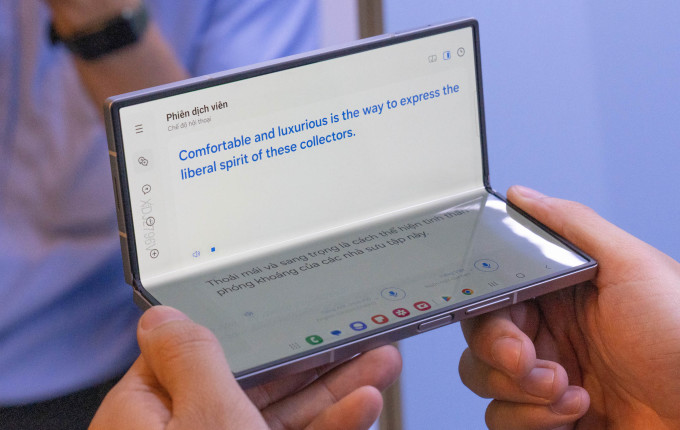 Dịch thuật thời gian thực sử dụng trí tuệ nhân tạo, xử lý trực tiếp trên Galaxy Z Fold6 mà không cần kết nối internet. Ảnh: Huy Đức