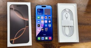 Cận cảnh iPhone 16 Pro Max xách tay vừa về Việt Nam