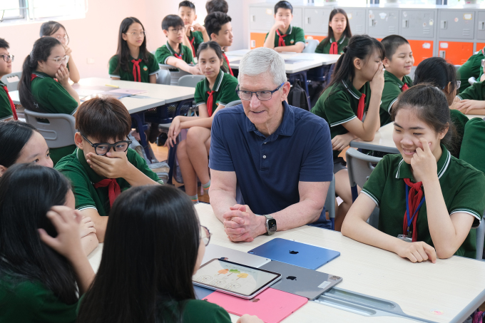 CEO Apple Tim Cook đến thăm một trường học ở Hà Nội vào sáng ngày 16/4/2024. Ảnh: Tuấn Hồng