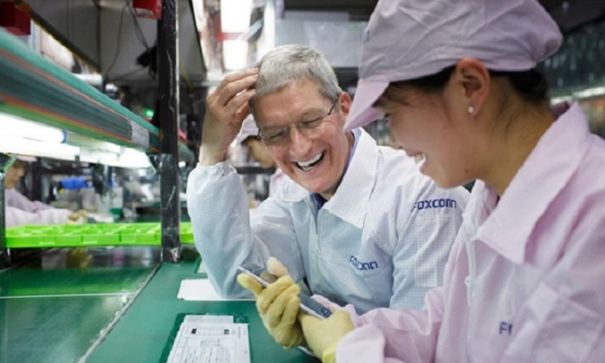 Tim Cook đến thăm nhà máy Foxconn tại Trung Quốc vào năm 2014. Ảnh: Người trong cuộc của Apple