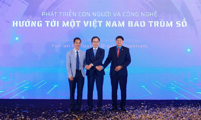 Từ trái sang phải: Đại diện NIC, Samsung Việt Nam và Tổng Liên đoàn Lao động Việt Nam tham dự sự kiện. Ảnh: Trang Nguyễn