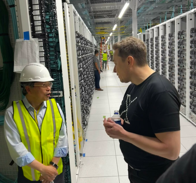 Vào ngày 2 tháng 7, Giám đốc điều hành Supermicro Charles Liang đã chia sẻ một bức ảnh với Elon Musk tại trung tâm dữ liệu. Ảnh: X/Tony Leung