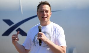 Elon Musk được 20 vệ sĩ hộ tống mỗi khi ra ngoài