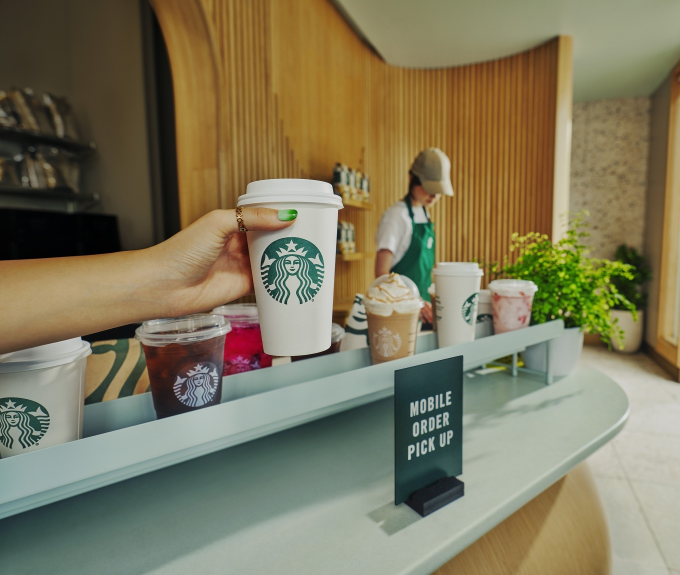 Khu vực quầy giao đồ uống của Starbucks. Ảnh: Starbucks