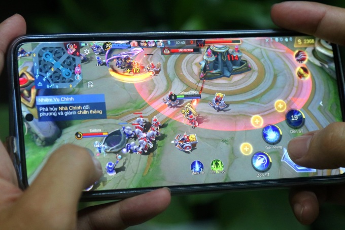 Người dùng chơi Mobile Legends Bang Bang trên điện thoại di động của họ. Ảnh: Hoài Phương