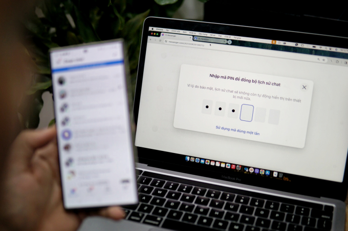 Ai đó đang nhập mã PIN để đồng bộ lịch sử trò chuyện trên Messenger. Ảnh: Lưu Quý
