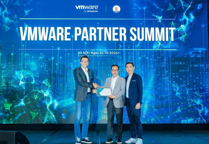 Ông Fan Qu, Giám đốc điều hành VMware ASEAN và Trung Quốc trao chứng nhận đại lý cho ông Phạm Trung Kiên, Giám đốc Công ty Cổ phần Công nghệ Elite.