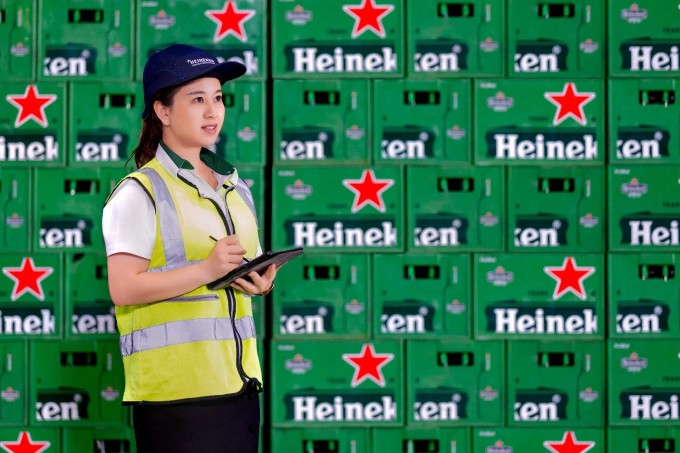 Công nhân tại nhà máy Heineken. Ảnh: HVN