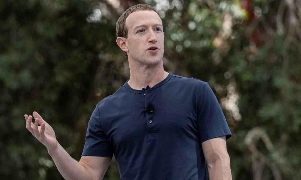 Mark Zuckerberg cân nhắc việc bán áo phông