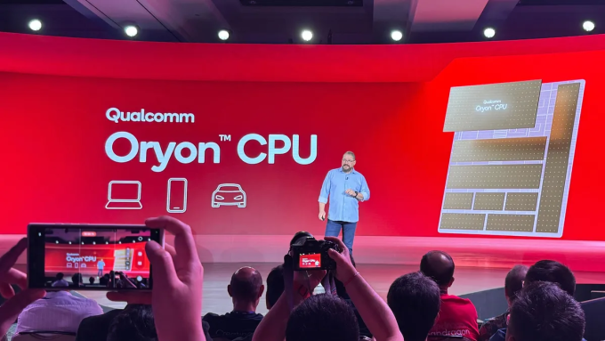 CEO Qualcomm Cristiano Amon đã giới thiệu CPU Oryon tại một sự kiện ở Hawaii, Mỹ, vào ngày 22/10. Ảnh: Cnet