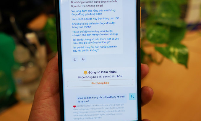 Một tài khoản đã bị chatbot cảnh báo sau khi gửi tin nhắn vi phạm điều khoản. Ảnh: Bảo Lin
