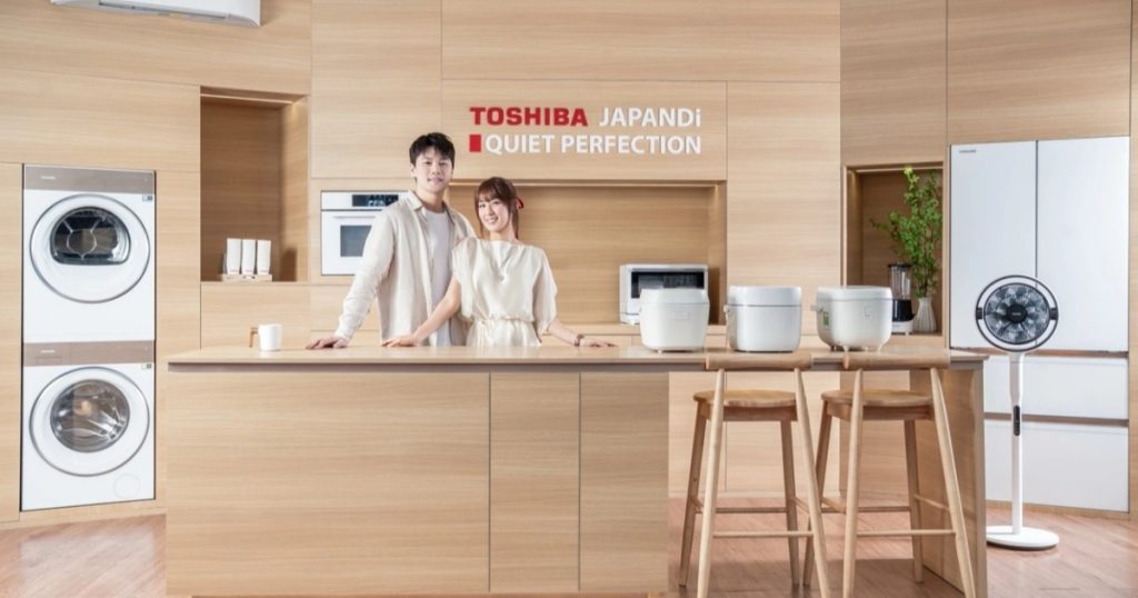 Dùng thử nồi cơm điện trị giá 20 triệu đồng tại sự kiện Toshiba JAPANDi House