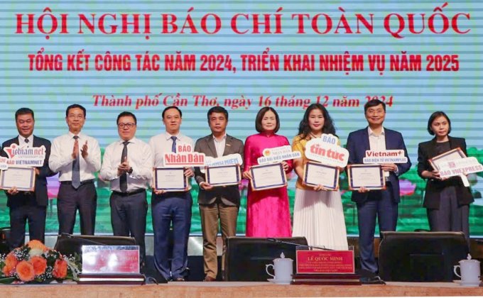 Ban tổ chức sẽ cấp giấy chứng nhận cho các cơ quan báo chí đạt thành tích xuất sắc trong quá trình trưởng thành chuyển đổi số vào năm 2024. Ảnh: An Bình