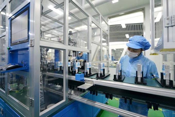 Công nhân tại một nhà máy sản xuất pin lithium-ion ở Chiết Giang, Trung Quốc. Ảnh: Reuters