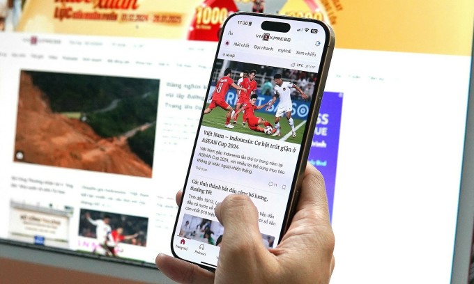 Người dùng đang đọc tin tức trên VnExpress. Ảnh: Lưu Quý