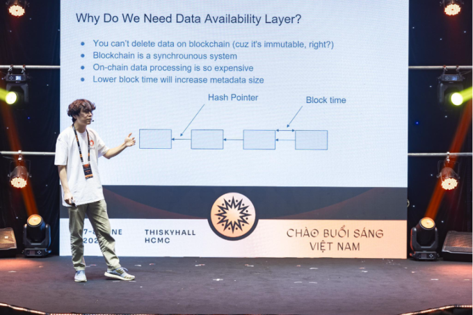 Ra mắt Blockchain Việt Nam được đầu tư từ Ethereum 3 Ra mắt Blockchain Việt Nam được đầu tư từ Ethereum Ông Tran Anh Dung, người sáng lập Orochi Network, được xuất bản trên Tuần lễ Việt Nam Blockchain. Ảnh: Orochi