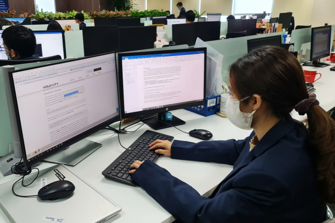 Các doanh nghiệp có thể bị "đóng băng" để tiến hành các cuộc tấn công mạng 2 Các doanh nghiệp có thể bị "đóng băng" để tiến hành các cuộc tấn công mạng Nhân viên làm việc trong một công ty giám sát an ninh mạng. Ảnh: Trong dat