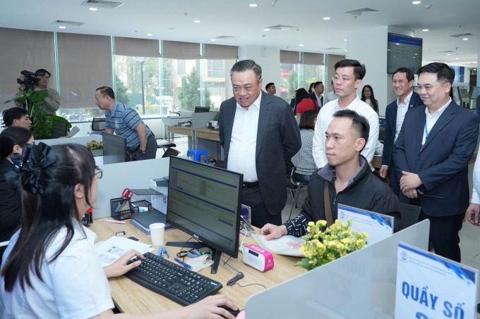 Chủ tịch Tran Sy Thanh đã đến thăm Trung tâm hành chính công Hà Nội. Ảnh: phân mai
