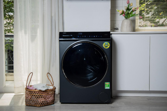 Với sự trợ giúp của động cơ biến tần DD, máy giặt có kích thước nhỏ gọn và có thể chạy trơn tru. Ảnh: Aqua