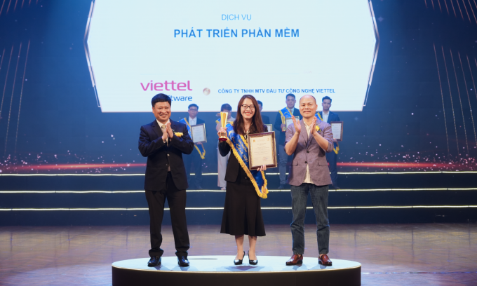 Đại diện của phần mềm Viettel được khen thưởng cho số lượng dịch vụ điển hình. Ảnh: Phần mềm Việt Nam