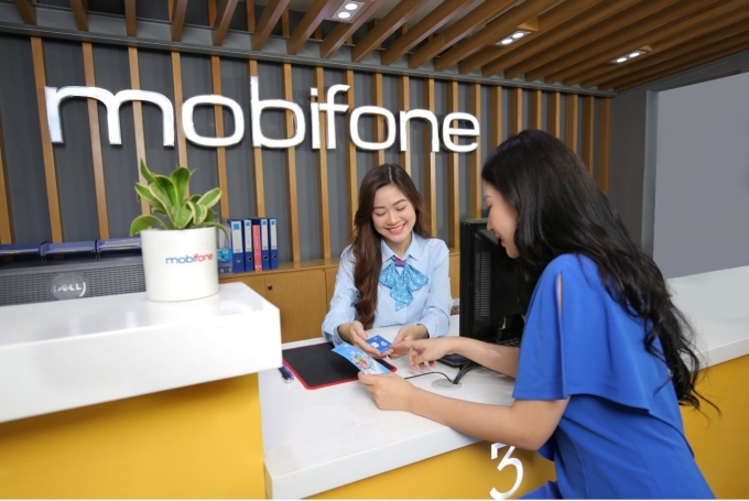 Nhân viên Mobifone cung cấp dịch vụ cho khách hàng. Ảnh: Mobifone