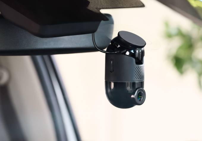 Bảng điều khiển Omni 70MAI 4K xoay 360 độ. Ảnh: 70MAI Việt Nam