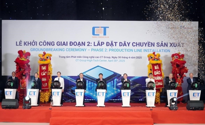 Các nhà lãnh đạo chính phủ và doanh nghiệp đại diện cho sự kiện này. Ảnh: Nhóm CT
