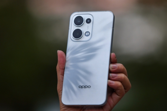 Oppo Reno13 có hiệu ứng bướm trở lại. Ảnh: QUYRH TRAN
