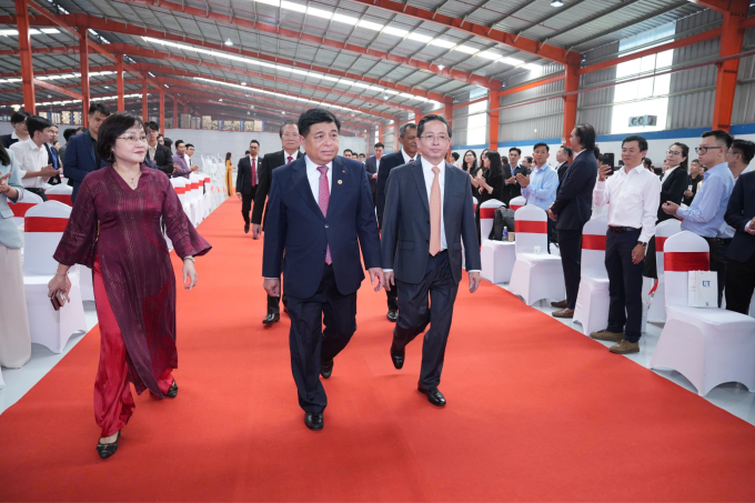 Trong sự kiện này, Phó Thủ tướng Nguyễn Chi Dung (Trung tâm) và Chủ tịch của CT Group (hàng đầu bên phải). Ảnh: Nhóm CT