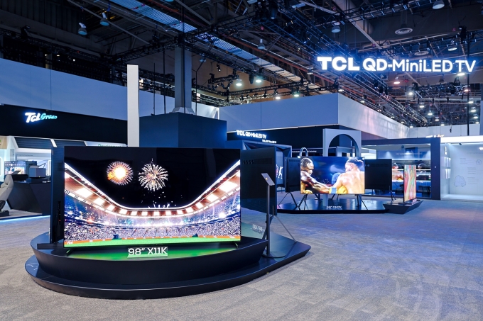 TCL ra mắt robot AI và bộ sưu tập TV mới tại CES 2025 2 TCL ra mắt robot AI và bộ sưu tập TV mới tại CES 2025 Đèn LED X11K QD-Mini là một mô hình TV được trang bị công nghệ hiển thị hàng đầu TCL. Ảnh: TCL