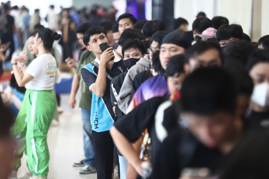 Hàng đợi từ nửa đêm để tham dự