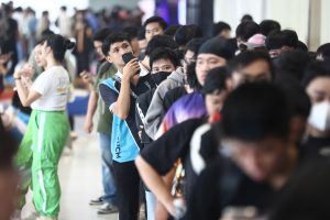 Hàng đợi từ nửa đêm để tham dự