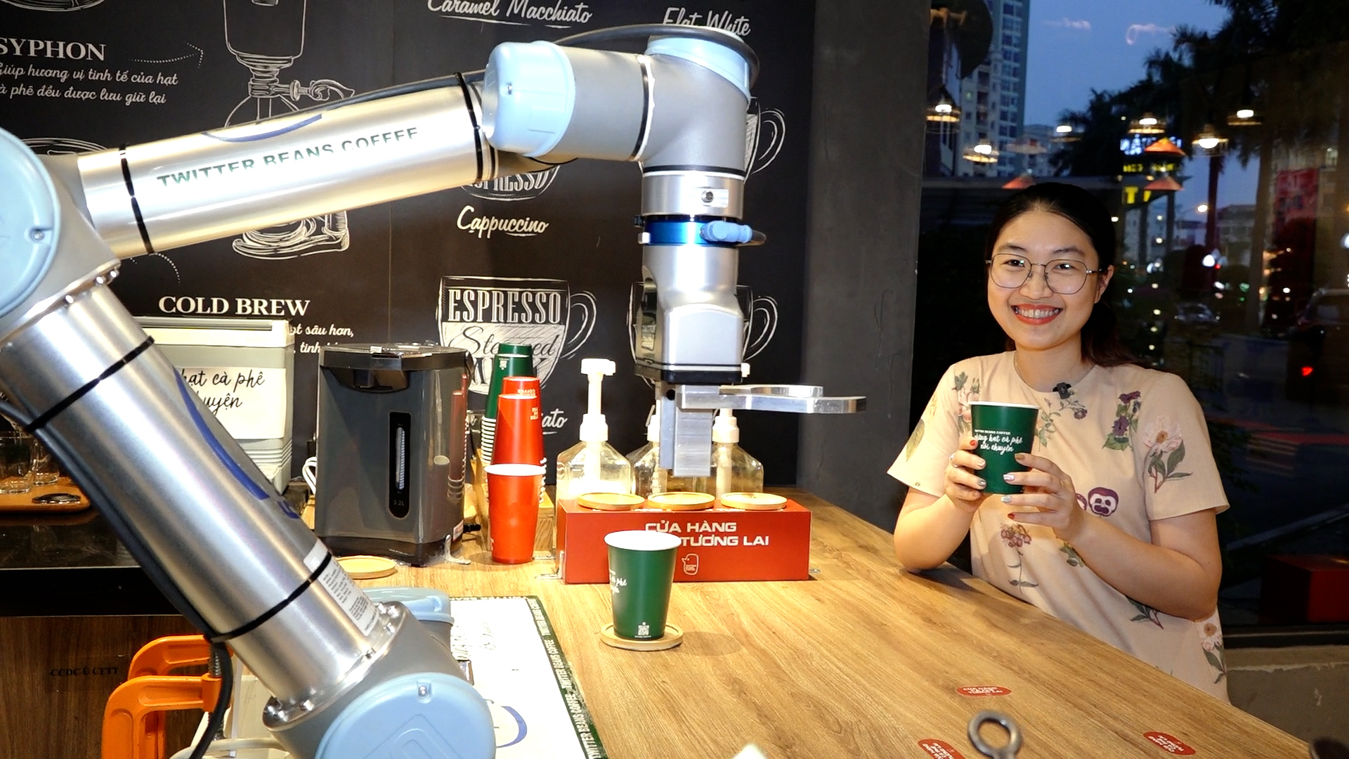 Quán cà phê đầu tiên của Hà Nội sử dụng 4 robot để phục vụ khách