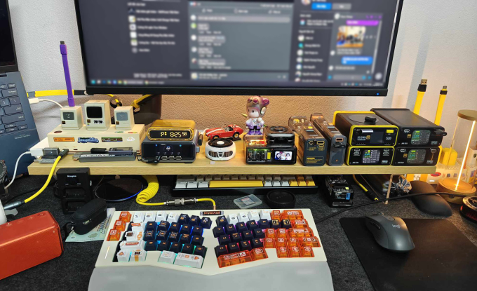 Dành hàng chục triệu đô la để thu thập pin dự phòng ở phía đông 3 Dành hàng chục triệu đô la để thu thập pin dự phòng ở phía đông Bộ sưu tập bộ sạc của ông Tu, pin dự phòng. Ảnh: NVCC