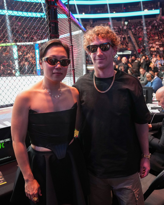 Mark Zuckerberg và vợ giới thiệu kính thông minh mới 2 Mark Zuckerberg và vợ giới thiệu kính thông minh mới Mark Zuckerberg và vợ. Ảnh: Facebook/Mark Zuckerberg
