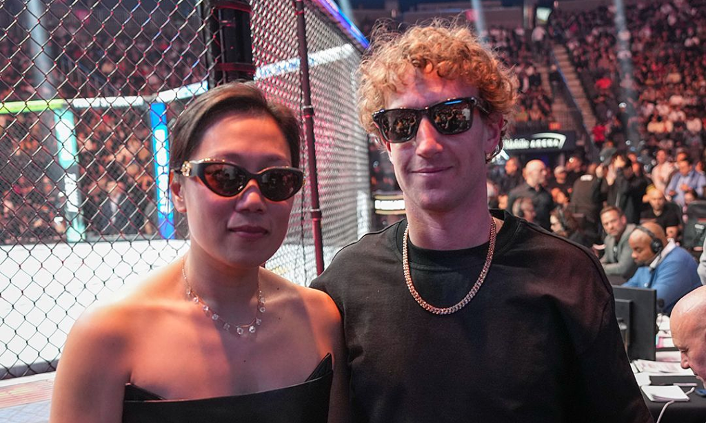 Mark Zuckerberg và vợ giới thiệu kính thông minh mới