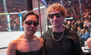 Mark Zuckerberg và vợ giới thiệu kính thông minh mới